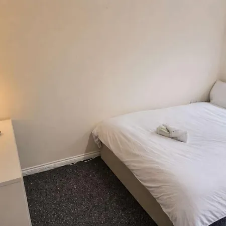 Spacious 6 Bedroom 3 Bath House In Stoke Gifford-ideal For Contractors بيت ريفي