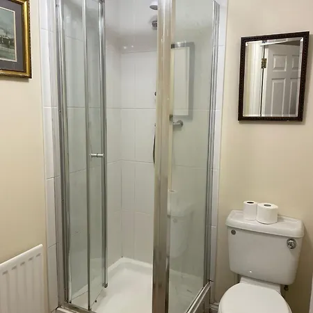 Spacious 6 Bedroom 3 Bath House In Stoke Gifford-ideal For Contractors