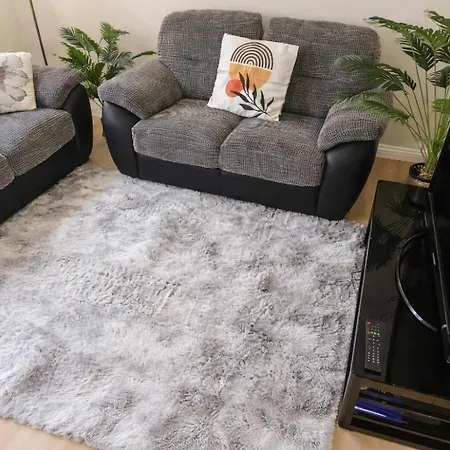 Inn Spacious 6 Bedroom 3 Bath House In Stoke Gifford-ideal For Contractors *