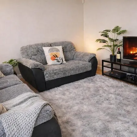 Spacious 6 Bedroom 3 Bath House In Stoke Gifford-ideal For Contractors Penzion Bristol