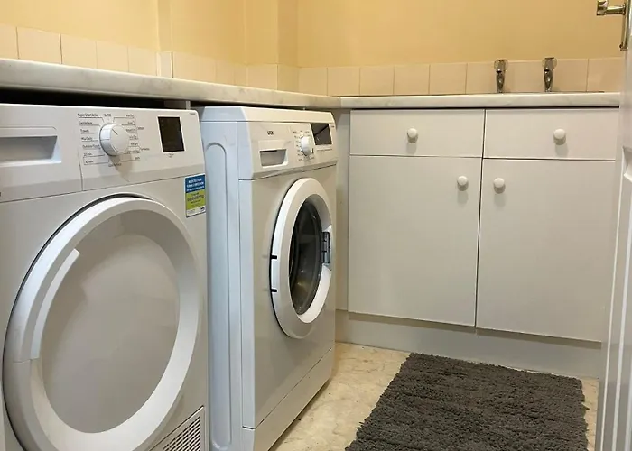 Spacious 6 Bedroom 3 Bath House In Stoke Gifford-ideal For Contractors Penzion Bristol