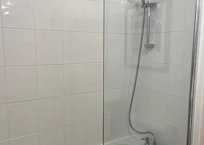 Spacious 6 Bedroom 3 Bath House In Stoke Gifford-ideal For Contractors