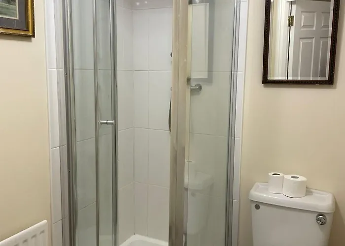 Spacious 6 Bedroom 3 Bath House In Stoke Gifford-ideal For Contractors