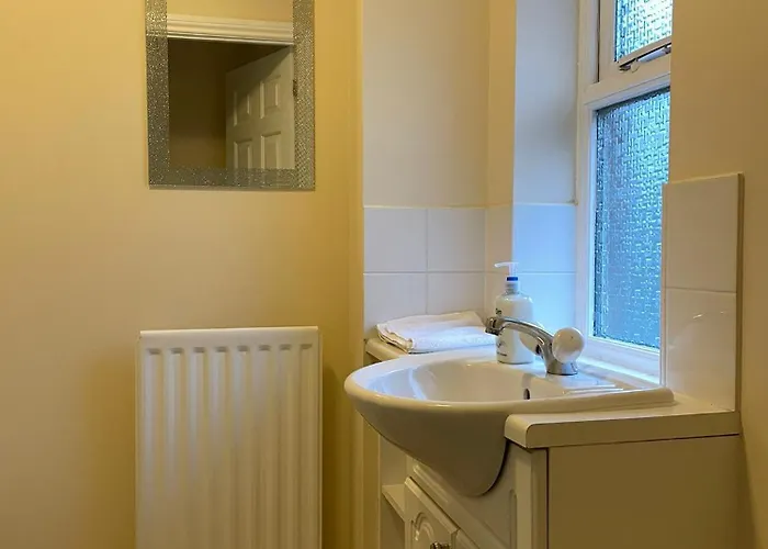 Inn Spacious 6 Bedroom 3 Bath House In Stoke Gifford-ideal For Contractors