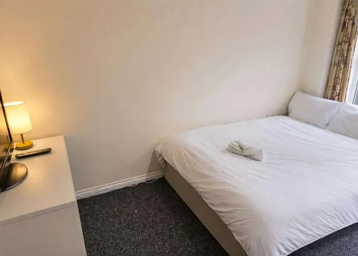 Spacious 6 Bedroom 3 Bath House In Stoke Gifford-ideal For Contractors Πανδοχείο